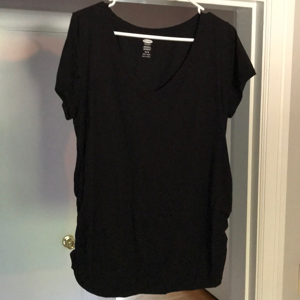 Women’s black shirt sleeved maternity tee